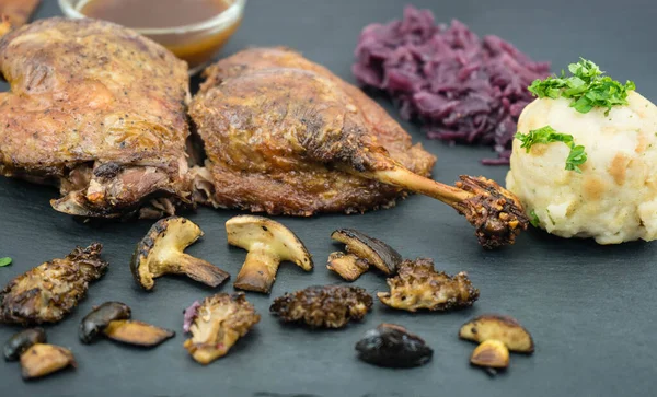 Kırmızı lahana ve orman mantarlı fırında ördek.