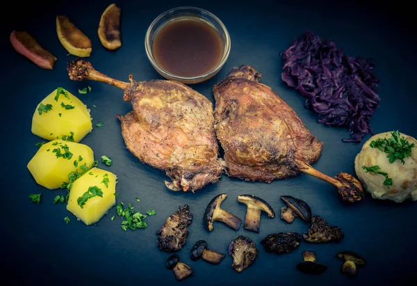 Kırmızı lahana ve orman mantarlı fırında ördek.