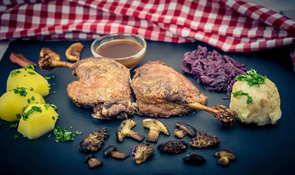 Kırmızı lahana ve orman mantarlı fırında ördek.