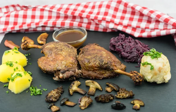 Kırmızı lahana ve orman mantarlı fırında ördek.