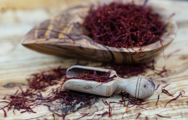 Zeytin ağacının üzerindeki safran iplikleri