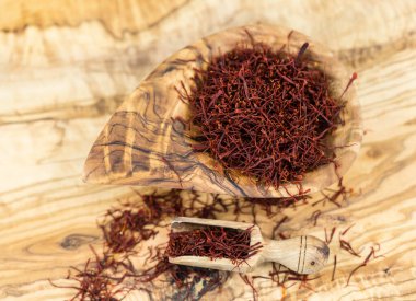 Zeytin ağacının üzerindeki safran iplikleri