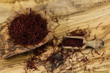 Zeytin ağacının üzerindeki safran iplikleri