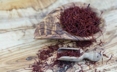 Zeytin ağacının üzerindeki safran iplikleri