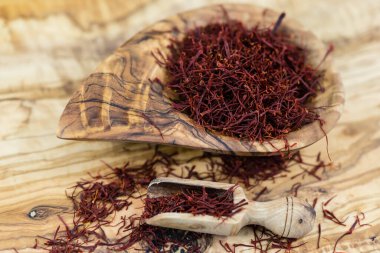 Zeytin ağacının üzerindeki safran iplikleri