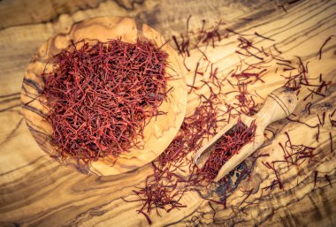 Zeytin ağacının üzerindeki safran iplikleri