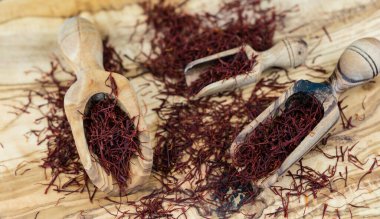 Zeytin ağacının üzerindeki safran iplikleri