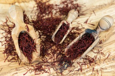 Zeytin ağacının üzerindeki safran iplikleri