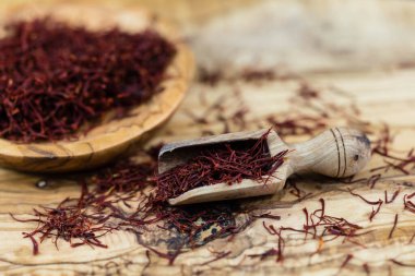 Zeytin ağacının üzerindeki safran iplikleri