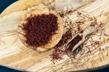 Zeytin ağacının üzerindeki safran iplikleri