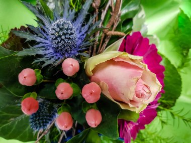 Çiçekli gelin buketi.