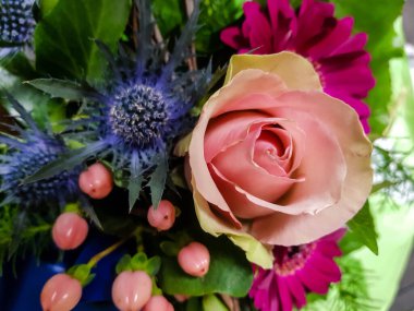 Çiçekli gelin buketi.