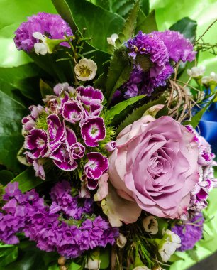 Çiçekli gelin buketi.