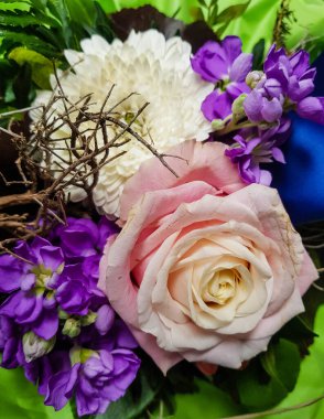 Çiçekli gelin buketi.