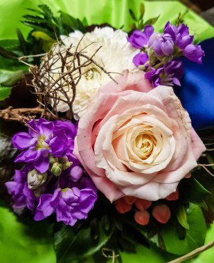 Çiçekli gelin buketi.