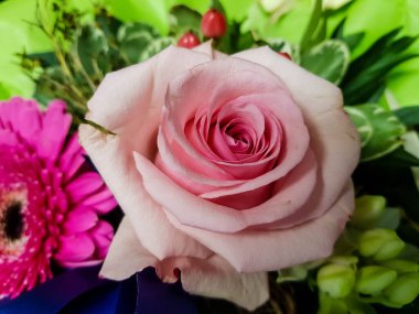 Çiçekli gelin buketi.