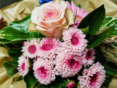 Çiçekli gelin buketi.