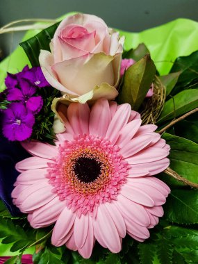 Çiçekli gelin buketi.