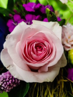 Çiçekli gelin buketi.