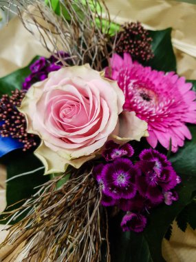 Çiçekli gelin buketi.