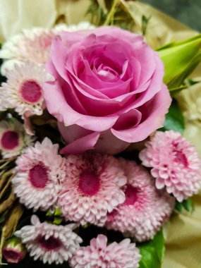 Çiçekli gelin buketi.