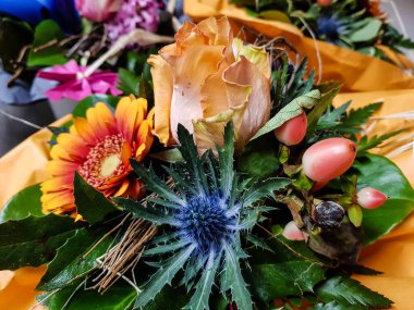 Çiçekli gelin buketi.