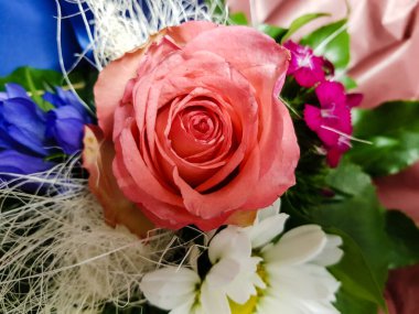 Çiçekli gelin buketi.