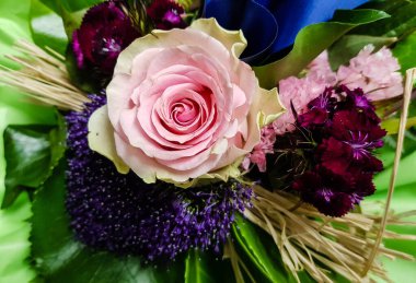 Çiçekli gelin buketi.