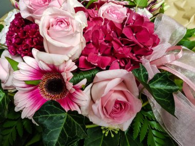 Çiçekli gelin buketi.