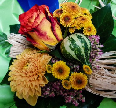 Çiçekli gelin buketi.