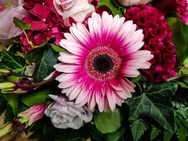 Çiçekli gelin buketi.