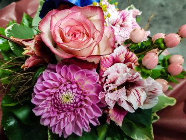 Çiçekli gelin buketi.