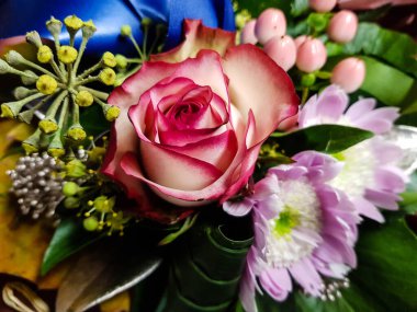 Çiçekli gelin buketi.