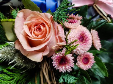 Çiçekli gelin buketi.