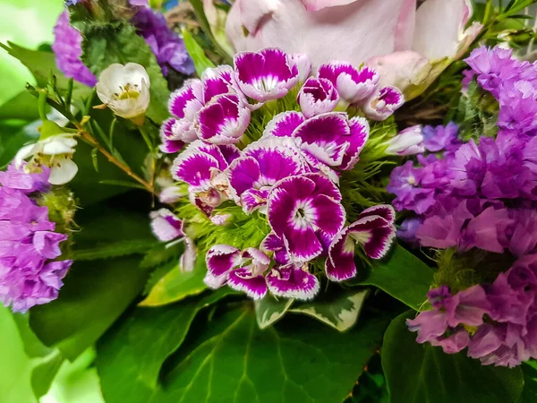 Buquê Noiva Com Flores Diferentes — Fotografia de Stock