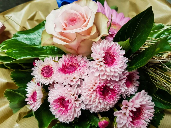 Çiçekli gelin buketi.