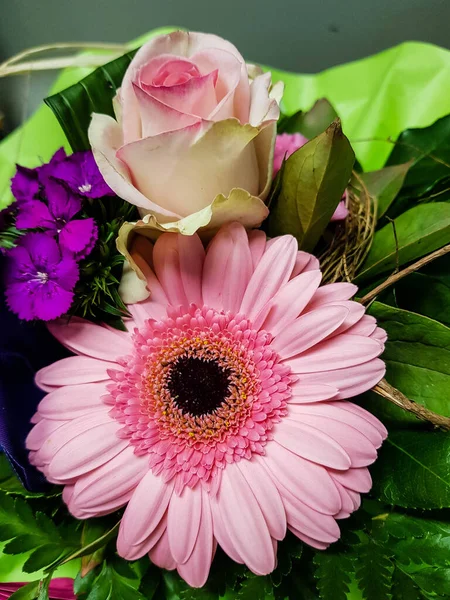 Çiçekli gelin buketi.