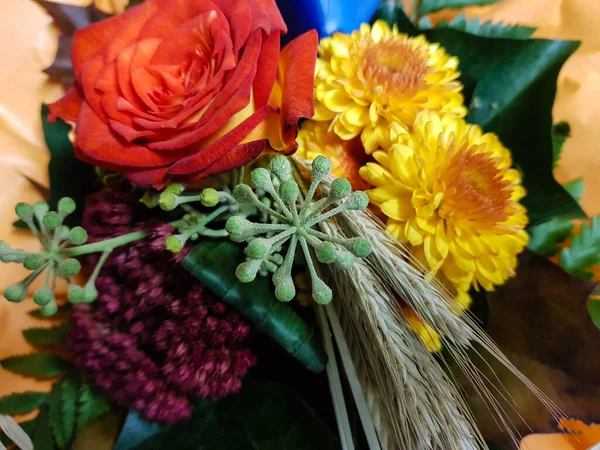 Menyasszonyi Csokor Különböző Virágokkal — Stock Fotó