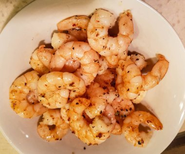 İtalyan spesiyali Spaghetti ala Busara için karides ve karides lazım.