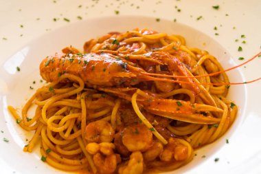 İtalyan spesiyali Spaghetti ala Busara için karides ve karides lazım.