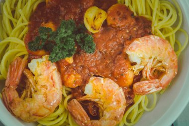 İtalyan spesiyali Spaghetti ala Busara için karides ve karides lazım.