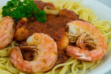 İtalyan spesiyali Spaghetti ala Busara için karides ve karides lazım.