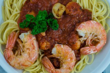 İtalyan spesiyali Spaghetti ala Busara için karides ve karides lazım.
