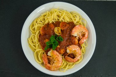 İtalyan spesiyali Spaghetti ala Busara için karides ve karides lazım.