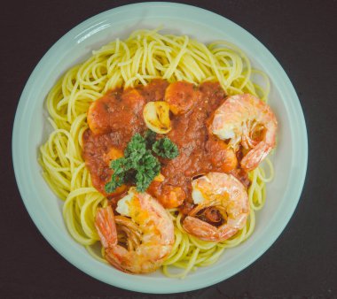 İtalyan spesiyali Spaghetti ala Busara için karides ve karides lazım.