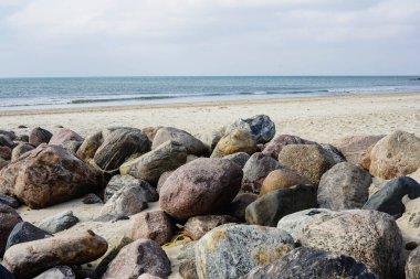Blavand Danimarka 'nın kuzey denizindeki uçsuz bucaksız plajın izleri.