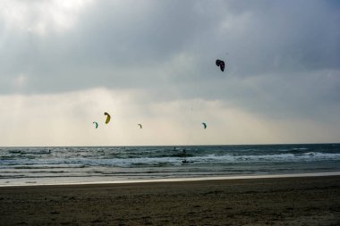 Blavand Danimarka 'nın kuzey denizindeki uçsuz bucaksız plajın izleri.