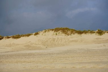 Blavand Danimarka 'nın kuzey denizindeki uçsuz bucaksız plajın izleri.