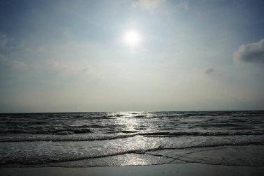 Blavand Danimarka 'nın kuzey denizindeki uçsuz bucaksız plajın izleri.