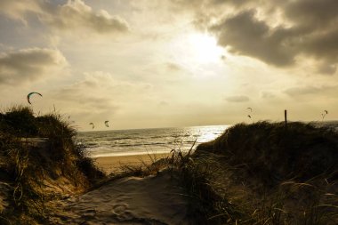 Blavand Danimarka 'nın kuzey denizindeki uçsuz bucaksız plajın izleri.